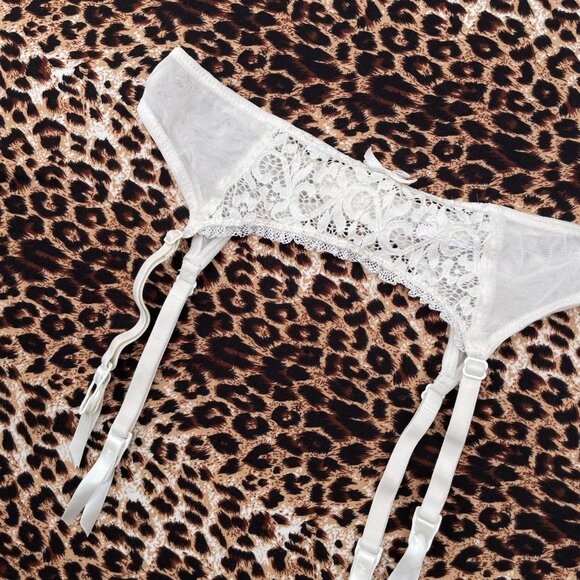 pearl white lace garter belt - Picture 2 of 5